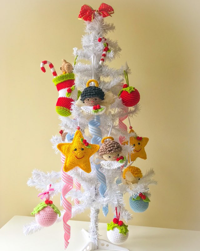Arvorezinha de Natal decorada com enfeites de crochê amigurumi em formato de doces e estrelas