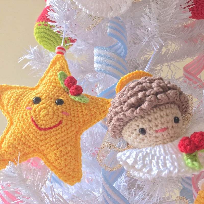 Enfeites de crochê amigurumi em formato de estrela sorridente e anjinho, pendurados