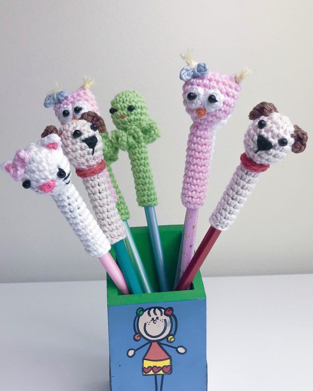 Potinho com lápis decorados com bichinhos de crochê amigurumi coloridos no topo
