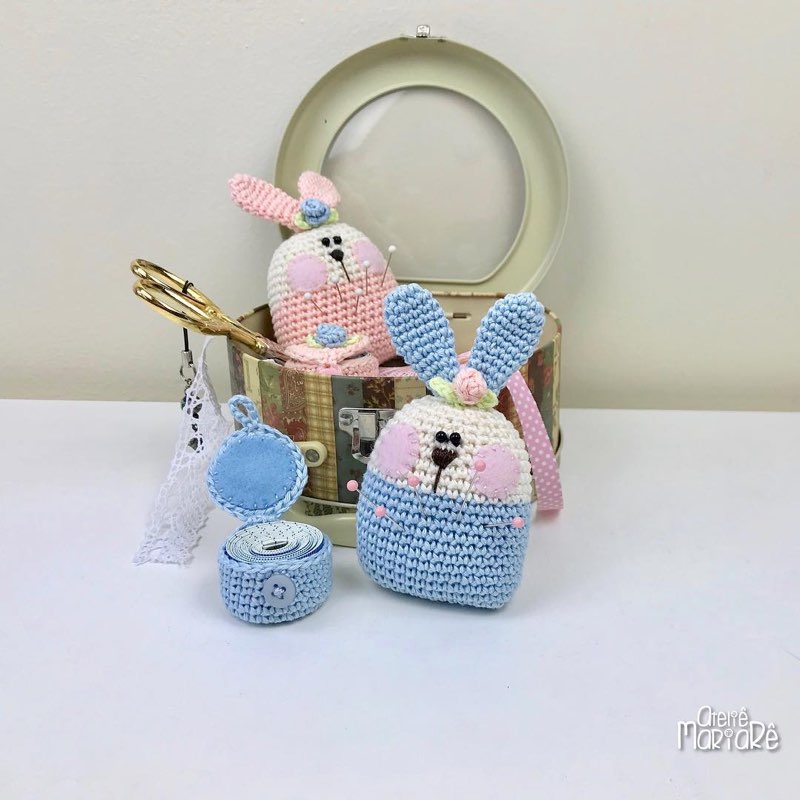 Bolsinha de crochê em formato de ratinho, com bracelete e acessórios de amigurumi ao lado