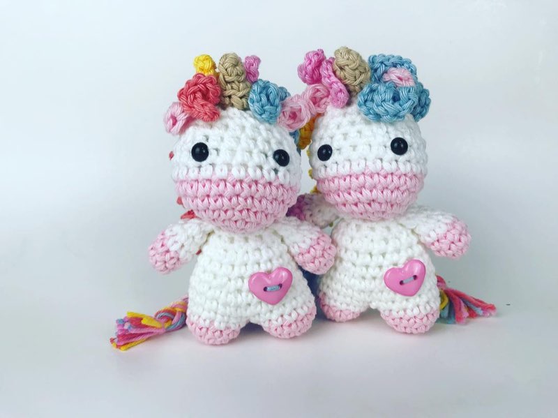Duas coelhinhas brancas de crochê amigurumi idênticas, abraçadas uma na outra